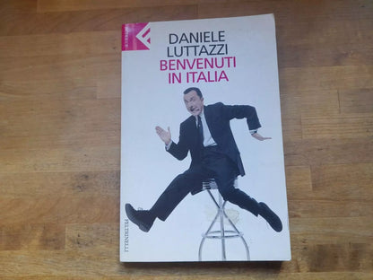 BENVENUTI IN ITALIA. DANIELE LUTTAZZI. FELTRINELLI EDITORE. COLLANA: SUPER UE. 2° EDIZIONE 2002.