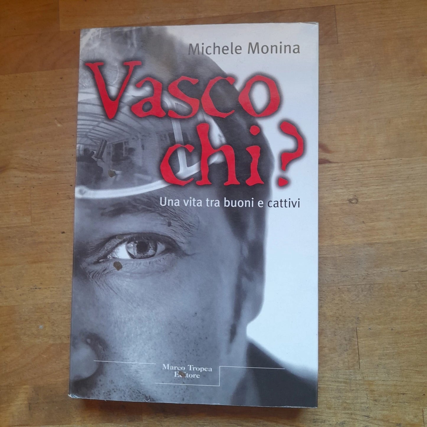 VASCO CHI?. UNA VITA TRA BUONI E CATTIVI. MICHELE MOLINA. MARCO TROPEA EDITORE. COLLANA: I TIGLI. RISTAMPA 2004.