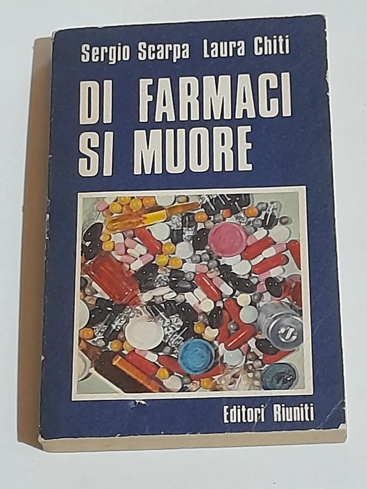 DI FARMACI SI MUORE. L'INQUINAMENTO DA FARMACI IN ITALIA. SERGIO SCARPA - LAURA CHITI.. EDITORI RIUNITI. 1° EDIZIONE 1975. COLLANA: VENTESIMO SECOLO 30.
