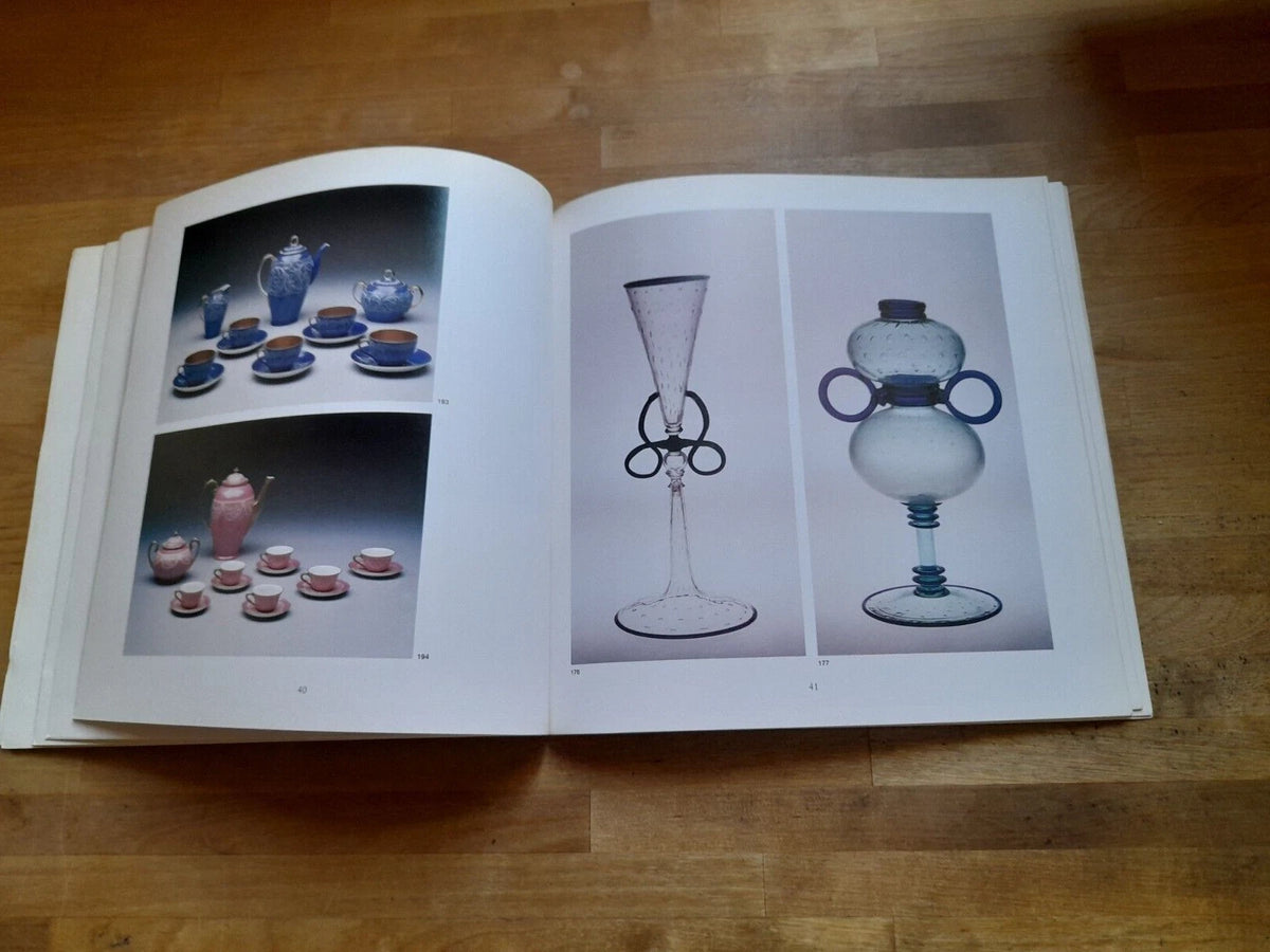 MERCATO E TRAVESTIMENTO. L'ARTIGIANATO D'ARTE A VENEZIA FINE '800 INIZI '900. 1° EDIZIONE 1984. MARSILIO EDITORE. COLLANA: CATALOGHI MARSILIO.