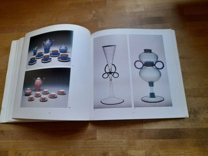 MERCATO E TRAVESTIMENTO. L'ARTIGIANATO D'ARTE A VENEZIA FINE '800 INIZI '900. 1° EDIZIONE 1984. MARSILIO EDITORE. COLLANA: CATALOGHI MARSILIO.