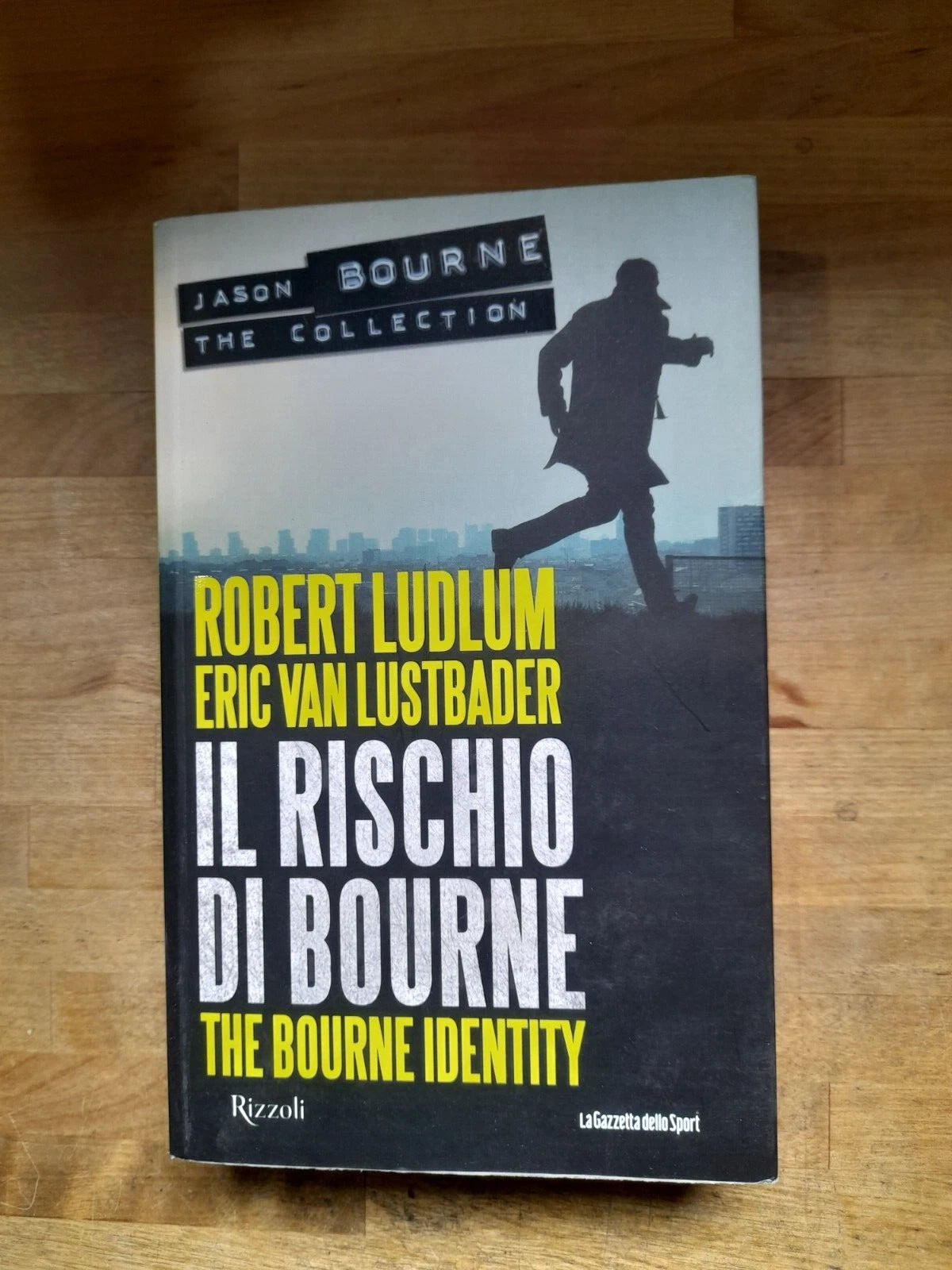 IL RISCHIO DI BOURNE. ROBERT LUDLUM - ERIC VAN LUSTBADER. RIZZOLI EDITORE. EDIZIONE SPECIALE SU LICENZA LA GAZZETTA DELLO SPORT N° 8. RISTAMPA 2016. COLLANA: JASON BOURNE THE COLLECTION - LE COLLANE DE LA GAZZETTA DELLO SPORT.