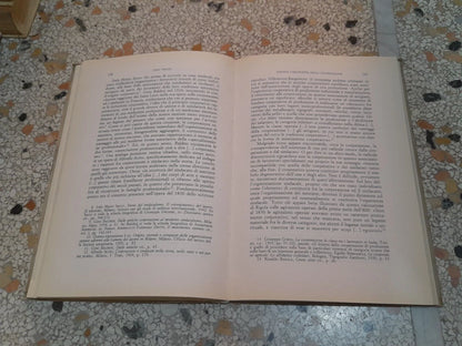 STORIOGRAFIA FRANCESE ED ITALIANA A CONFRONTO SUL FENOMENO ASSOCIATIVO XVII E XIX SECOLO. A CURA DI MARIA TERESA MAIULLARI. FONDAZIONE LUIGI EINAUDI, 1988. COLLANA: "STUDI" 29.