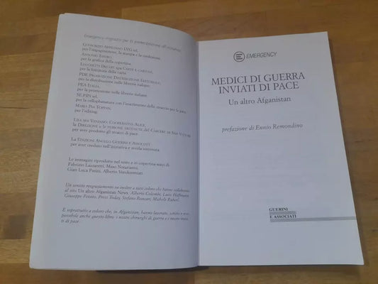 MEDICI DI GUERRA INVIATI DI PACE. AA.VV. GUERINI E ASSOCIATI. 1° EDIZIONE APRILE 2002.