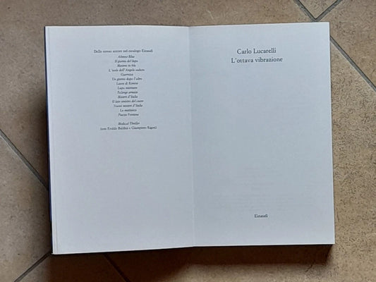 L' OTTAVA VIBRAZIONE. CARLO LUCARELLI. EINAUDI EDITORE. COLLANA: EINAUDI STILE LIBERO BIG. RISTAMPA 2008.