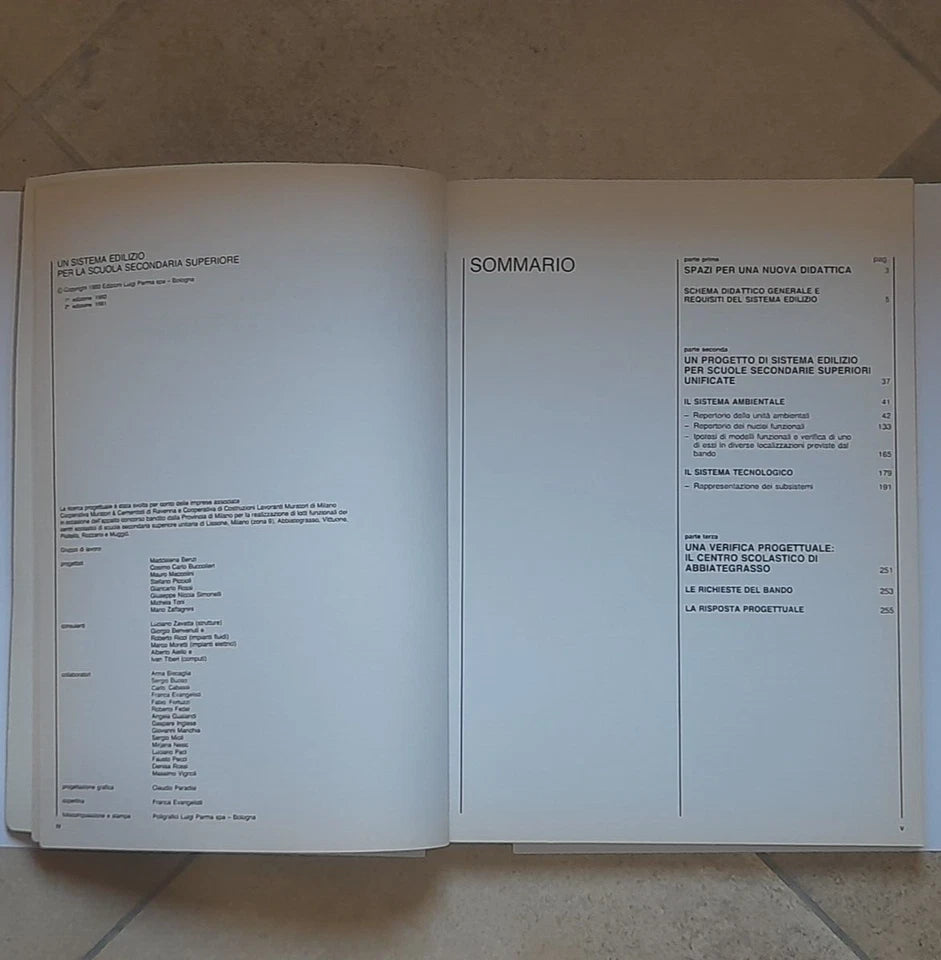 UN SISTEMA EDILIZIO PER LA SCUOLA SECONDARIA SUPERIORE. EDIZIONI LUIGI PARMA. 1° EDIZIONE 1980. COLLANA: SAIE. AA.VV.
