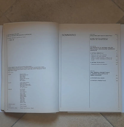 UN SISTEMA EDILIZIO PER LA SCUOLA SECONDARIA SUPERIORE. EDIZIONI LUIGI PARMA. 1° EDIZIONE 1980. COLLANA: SAIE. AA.VV.