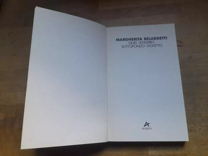 QUEL LEGGERO SOTTOFONDO VIOLETTO. MARGHERITA BELARDETTI. 1° EDIZIONE 1993. EDIZIONI ANABASI. COLLANA: ARIELE.