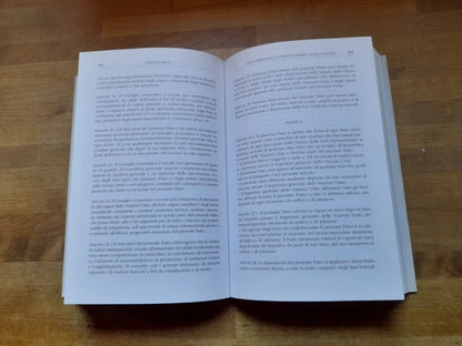 CODICE DEI DIRITTI UMANI E FONDAMENTALI. UMBERTO VINCENTI. COLLANA: FORMAZIONE GIURIDICA 8. EDIZIONI PLUS 2011.