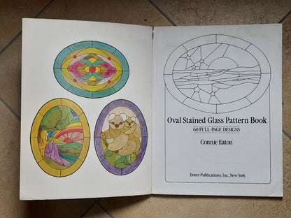 OVAL STAINED GLASS PATTERN BOOK. 60 FULL- PAGE DESIGNS. CONNIE EATON. DOVER PUBLICATIONS, INC., NEW YORK. 1° EDIZIONE 1975.