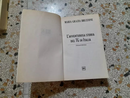 L'AVVENTUROSA STORIA DEL TG IN ITALIA. MARIA GRAZIA BRUZZONE. BUR / RIZZOLI EDITORE. COLLANA: BUR SB SAGGI. 1° EDIZIONE 2002.