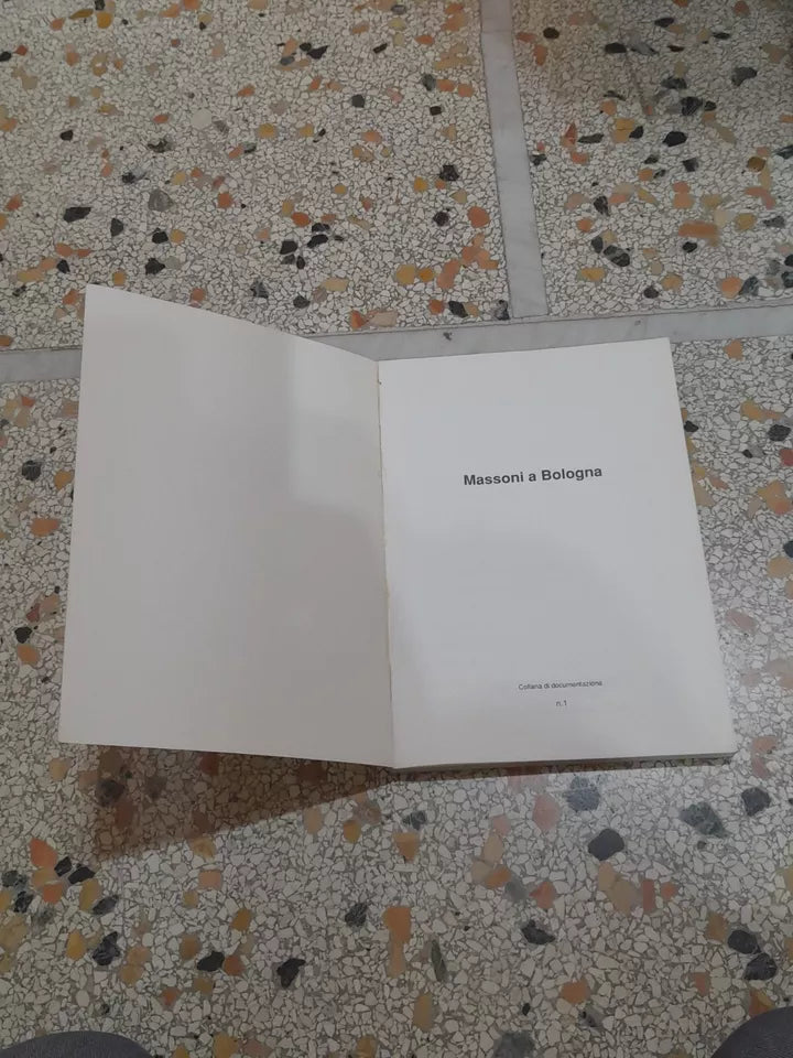 MASSONI A BOLOGNA. ISTITUTO DI STUDI E RICERCHE LEONIDA CASALI. AA.VV. RISTAMPA 1989. COLLANA DI DOCUMENTAZIONE N°1.