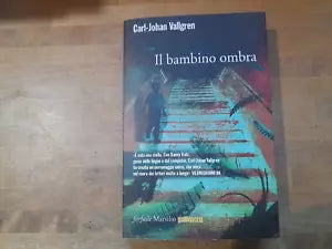 IL BAMBINO OMBRA. CARL-JOHAN VALLGREN. MARSILIO EDITORE. COLLANA: FARFALLE MARSILIO GIALLOSVEZIA. 1° EDIZIONE 2015.
