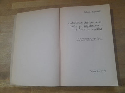 VADEMECUM DEL CITTADINO CONTRO GLI INQUINAMENTI E L'EDILIZIA ABUSIVA. RAFFAELE RAIMONDI. DEDALO LIBRI. RISTAMPA 1972. COLLANA: SAGGI / 11.