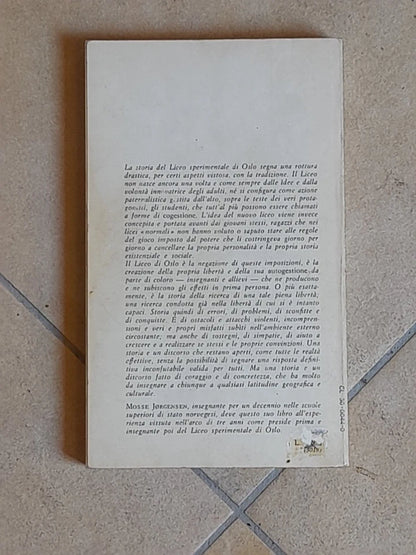 UN LICEO AI LICEALI. IL LICEO SPERIMENTALE DI OSLO. MOSSE JORGENSEN. EMME EDIZIONI. 1° EDIZIONE 1976. COLLANA: IL PUNTOEMME 63.