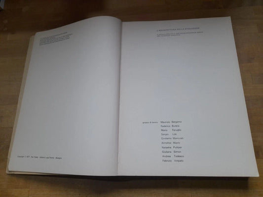 L'ARCHITETTURA DELLA EVOLUZIONE. SERGIO LOS - NATASHA PULITZER. COLLANA: STUDI SULL'INDUSTRIALIZZAZIONE 3. EDIZIONI LUIGI PARMA. 1° EDIZIONE 1977.