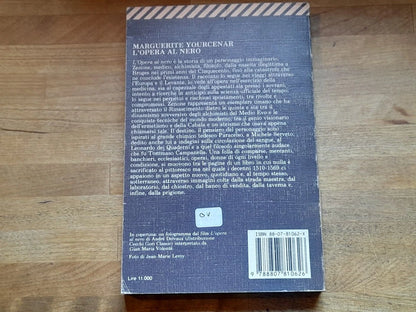 L'OPERA AL NERO. MARGUERITE YOURCENAR. FELTRINELLI EDITORE. COLLANA: UNIVERSALE ECONOMICA FELTRINELLI 1062. 9° EDIZIONE 1989.