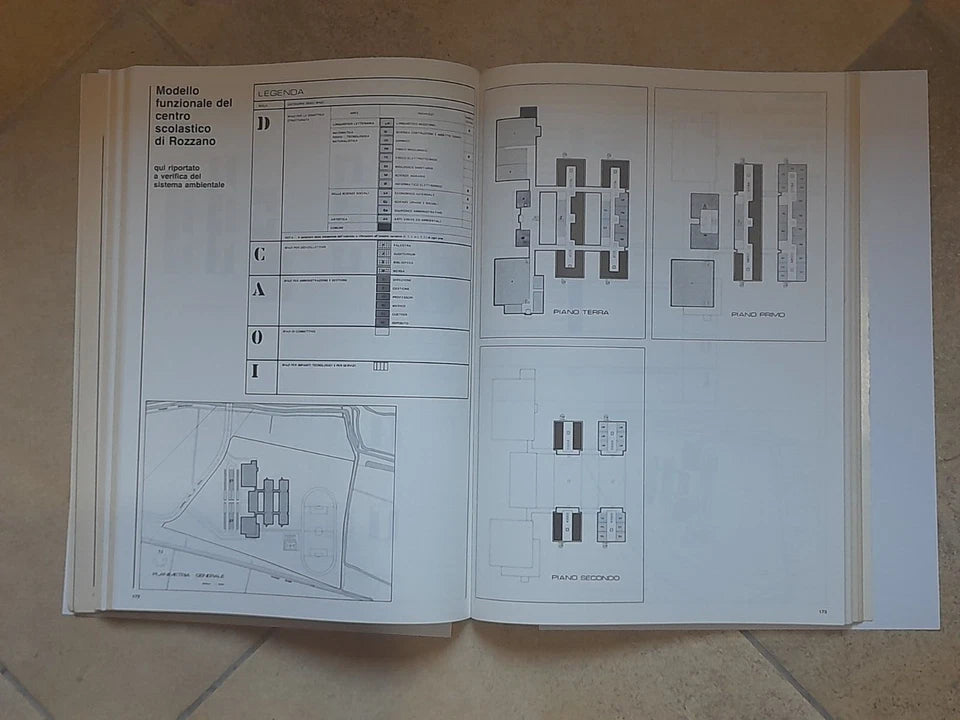 UN SISTEMA EDILIZIO PER LA SCUOLA SECONDARIA SUPERIORE. EDIZIONI LUIGI PARMA. 1° EDIZIONE 1980. COLLANA: SAIE. AA.VV.
