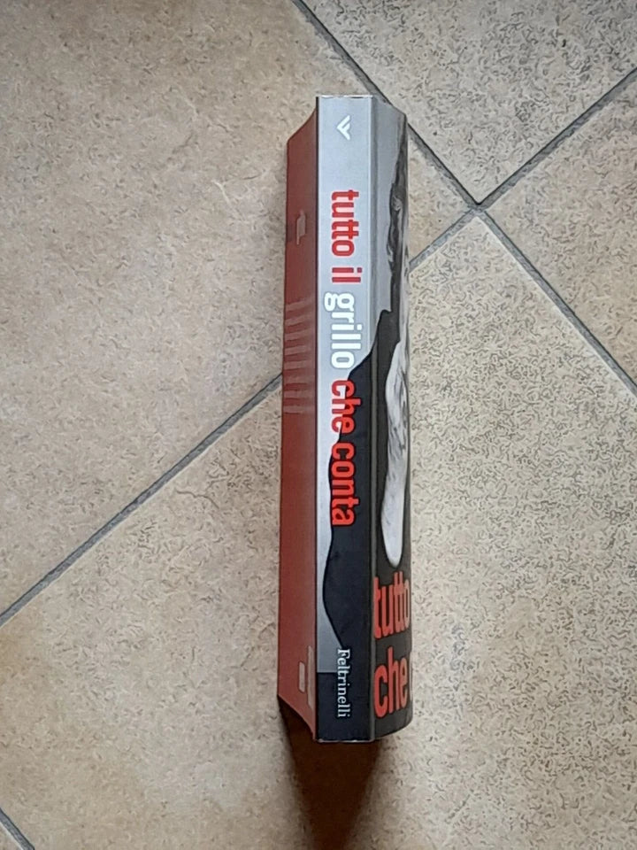 TUTTO IL GRILLO CHE CONTA. DODICI ANNI DI MONOLOGHI, POLEMICHE, CENSURE. BEPPE GRILLO. FELTRINELLI EDITORE. COLLANA: VARIA/FELTRINELLI. 1° EDIZIONE IN "VARIA", 2006.