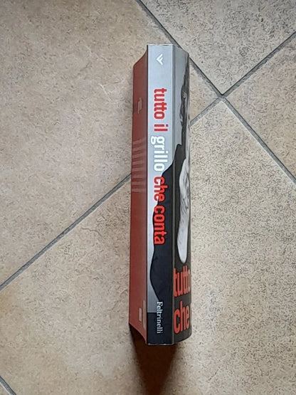TUTTO IL GRILLO CHE CONTA. DODICI ANNI DI MONOLOGHI, POLEMICHE, CENSURE. BEPPE GRILLO. FELTRINELLI EDITORE. COLLANA: VARIA/FELTRINELLI. 1° EDIZIONE IN "VARIA", 2006.