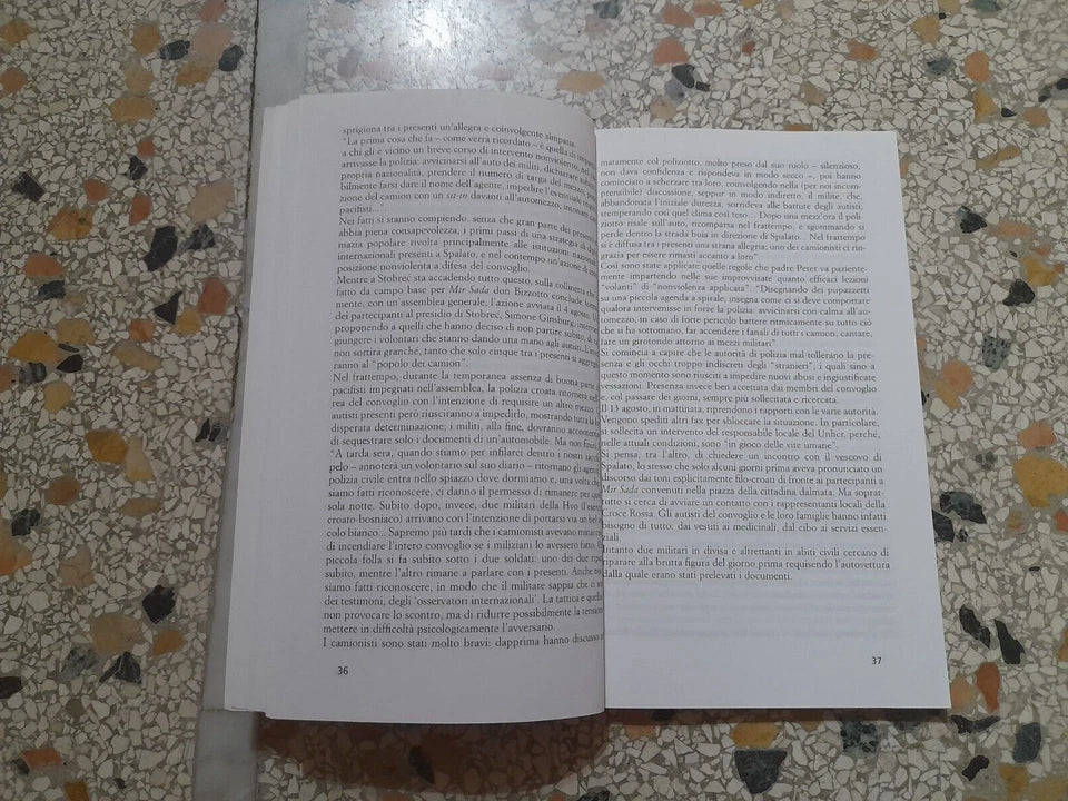 LA FORZA LIEVE. TRE ESPERIENZE DI VOLONTARIATO PACIFISTA NEI BALCANI. AA.VV. RISTAMPA 2001. EDIZIONI LA MERIDIANA. COLLANA: PACEINSIEME...ALLE RADICI DELL'ERBA.