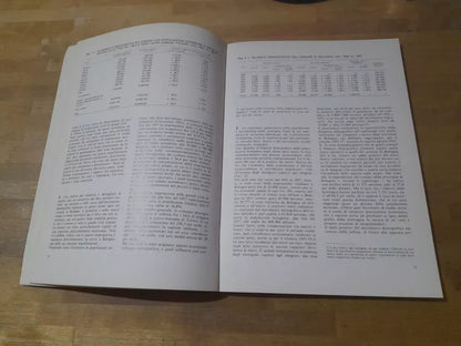 LA CITTA' E I GRUPPI SOCIALI. BOLOGNA FRA GLI ANNI CINQUANTA E SETTANTA. ATHOS BELLETTINI. EDITRICE CLUEB - BOLOGNA. RISTAMPA 1984.