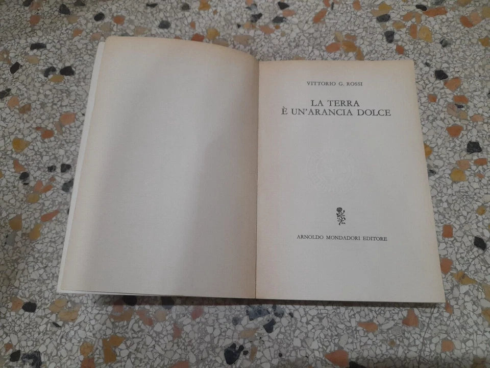 LA TERRA E' UN'ARANCIA DOLCE. VITTORIO G. ROSSI. MONDADORI EDITORE. 2° EDIZIONE 1962. COLLANA: IL BOSCO VOLUME 88.