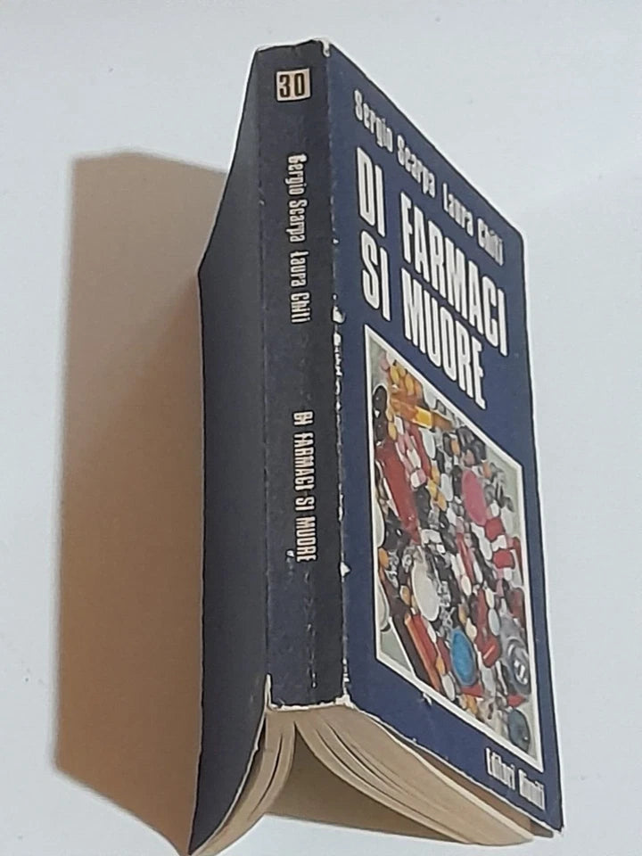 DI FARMACI SI MUORE. L'INQUINAMENTO DA FARMACI IN ITALIA. SERGIO SCARPA - LAURA CHITI.. EDITORI RIUNITI. 1° EDIZIONE 1975. COLLANA: VENTESIMO SECOLO 30.