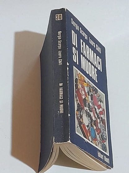 DI FARMACI SI MUORE. L'INQUINAMENTO DA FARMACI IN ITALIA. SERGIO SCARPA - LAURA CHITI.. EDITORI RIUNITI. 1° EDIZIONE 1975. COLLANA: VENTESIMO SECOLO 30.