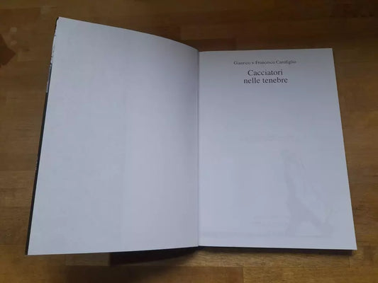 CACCIATORI NELLE TENEBRE. GIANRICO CAROFILIO +FRANCESCO CAROFIGLIO. ROMANZO A FUMETTI. ANNO EDIZIONE:2008.