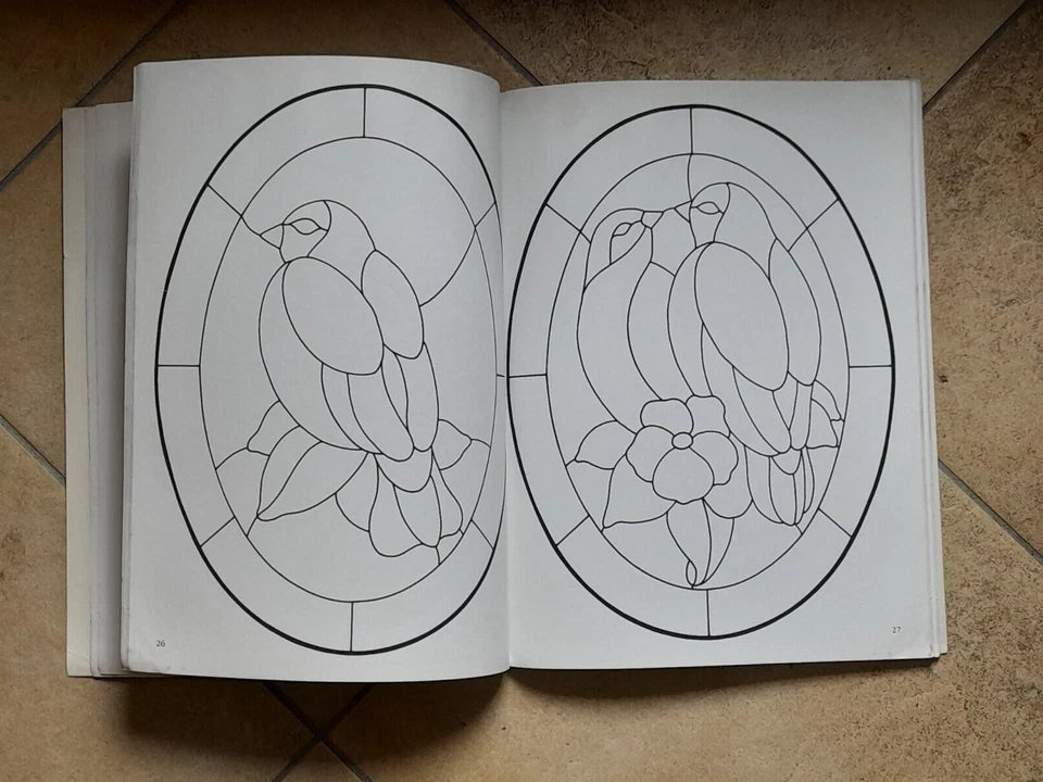 OVAL STAINED GLASS PATTERN BOOK. 60 FULL- PAGE DESIGNS. CONNIE EATON. DOVER PUBLICATIONS, INC., NEW YORK. 1° EDIZIONE 1975.