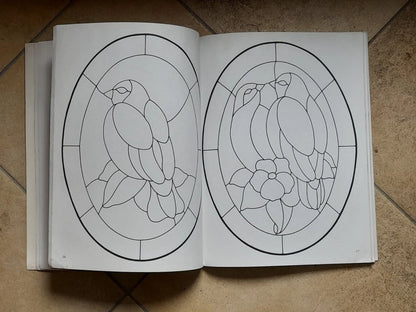 OVAL STAINED GLASS PATTERN BOOK. 60 FULL- PAGE DESIGNS. CONNIE EATON. DOVER PUBLICATIONS, INC., NEW YORK. 1° EDIZIONE 1975.