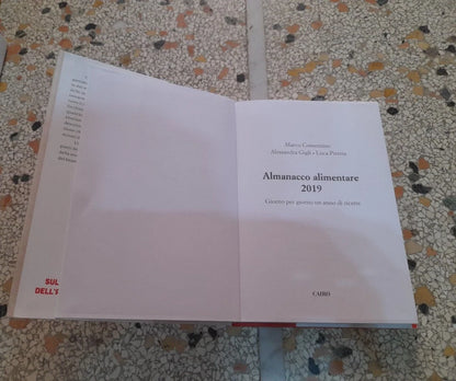 ALMANACCO ALIMENTARE 2019. GIORNO PER GIORNO UN ANNO DI RICETTE. AA.VV. CAIRO EDITORE. 1° EDIZIONE OTTOBRE 2018. COLLANA: EXTRA.