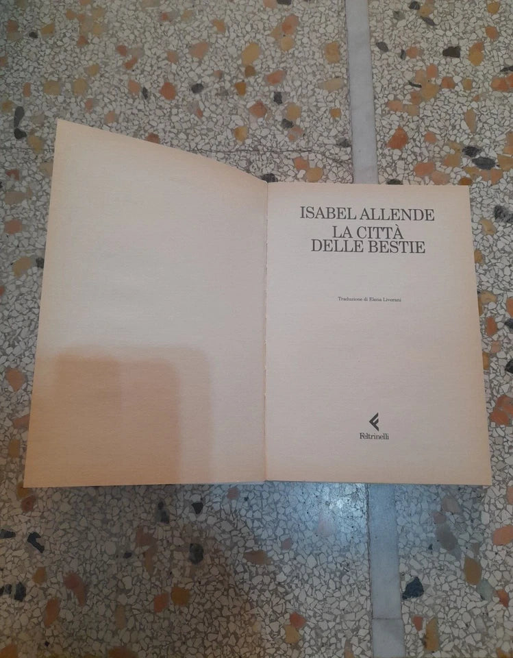 LA CITTA' DELLE BESTIE. ISABEL ALLENDE. FELTRINELLI EDITORE. COLLANA: "FUORI COLLANA". 1° EDIZIONE 2002.
