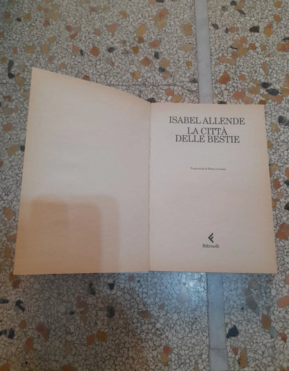 LA CITTA' DELLE BESTIE. ISABEL ALLENDE. FELTRINELLI EDITORE. COLLANA: "FUORI COLLANA". 1° EDIZIONE 2002.