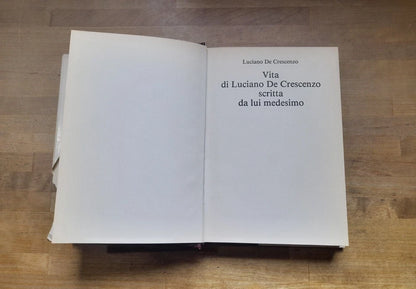 VITA DI LUCIANO DE CRESCENZO SCRITTA DA LUI MEDESIMO. 1° EDIZIONE 1989. CDE SU LICENZA MONDADORI.