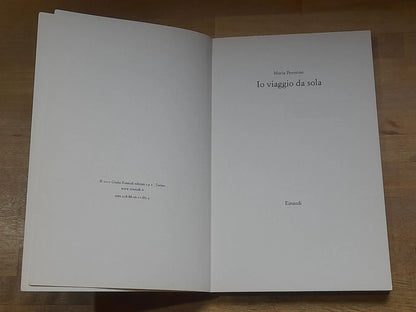 IO VIAGGIO DA SOLA. MARIA PEROSINO. 7° EDIZIONE 2012. EINAUDI EDITORE. COLLANA:  EINAUDI SUPER ET.  I CORALLI.