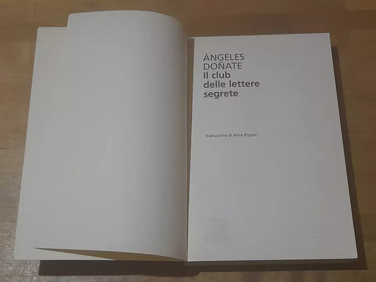 IL CLUB DELLE LETTERE SEGRETE. ÁNGELES DOÑATE. FELTRINELLI EDITORE. COLLANA: UNIVERSALE ECONOMICA FELTRINELLI. 1° EDIZIONE 2018.
