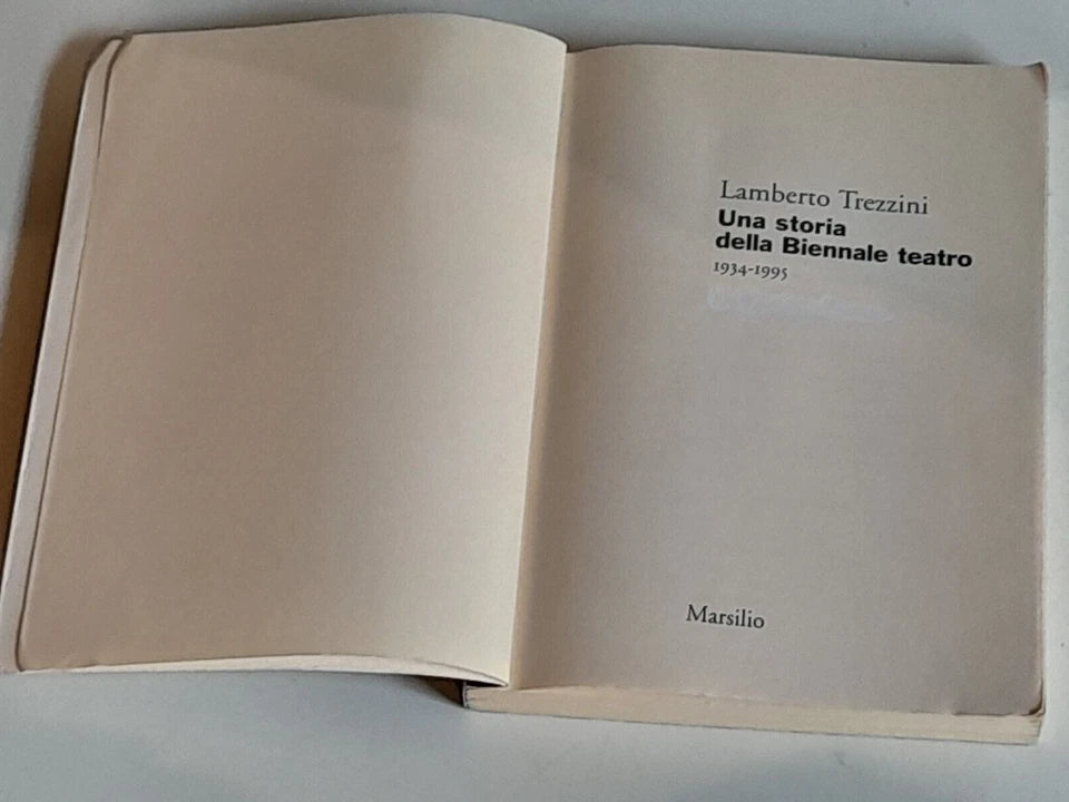 UNA STORIA DELLA BIENNALE TEATRO. 1934-1995. LAMBERTO TREZZINI. MARSILIO EDITORI. COLLANA: RICERCHE. RISTAMPA 1999.