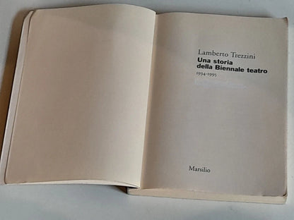 UNA STORIA DELLA BIENNALE TEATRO. 1934-1995. LAMBERTO TREZZINI. MARSILIO EDITORI. COLLANA: RICERCHE. RISTAMPA 1999.