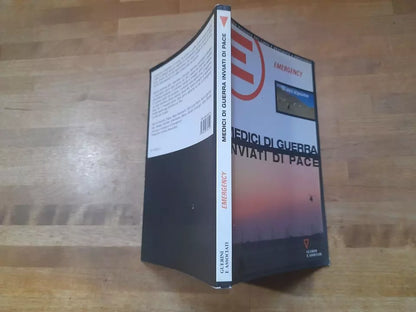 MEDICI DI GUERRA INVIATI DI PACE. AA.VV. GUERINI E ASSOCIATI. 1° EDIZIONE APRILE 2002.