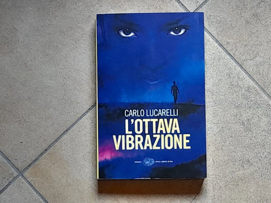 L' OTTAVA VIBRAZIONE. CARLO LUCARELLI. EINAUDI EDITORE. COLLANA: EINAUDI STILE LIBERO BIG. RISTAMPA 2008.