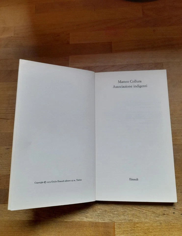 ASSOCIAZIONE INDIGENTI. MATTEO COLLURA. COLLANA: EINAUDI NUOVI CORALLI 243. EINAUDI EDITORE. 1° EDIZIONE 1979.