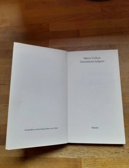 ASSOCIAZIONE INDIGENTI. MATTEO COLLURA. COLLANA: EINAUDI NUOVI CORALLI 243. EINAUDI EDITORE. 1° EDIZIONE 1979.
