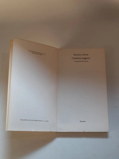 I BAMBINI LEGGONO. ROBERTO DENTI. EINAUDI EDITORE. 1° EDIZIONE 1978. COLLANA: GLI STRUZZI 174 SOCIETA' 10.
