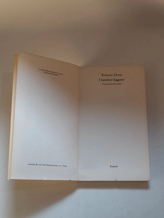 I BAMBINI LEGGONO. ROBERTO DENTI. EINAUDI EDITORE. 1° EDIZIONE 1978. COLLANA: GLI STRUZZI 174 SOCIETA' 10.