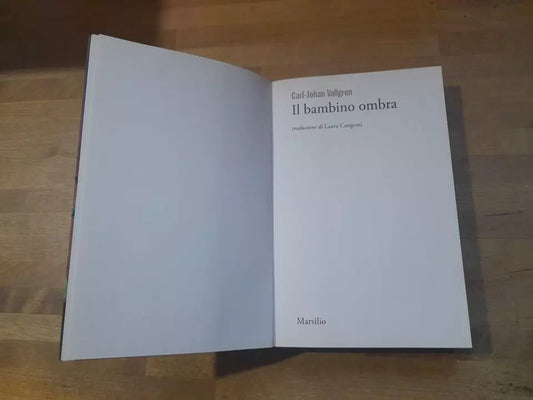 IL BAMBINO OMBRA. CARL-JOHAN VALLGREN. MARSILIO EDITORE. COLLANA: FARFALLE MARSILIO GIALLOSVEZIA. 1° EDIZIONE 2015.