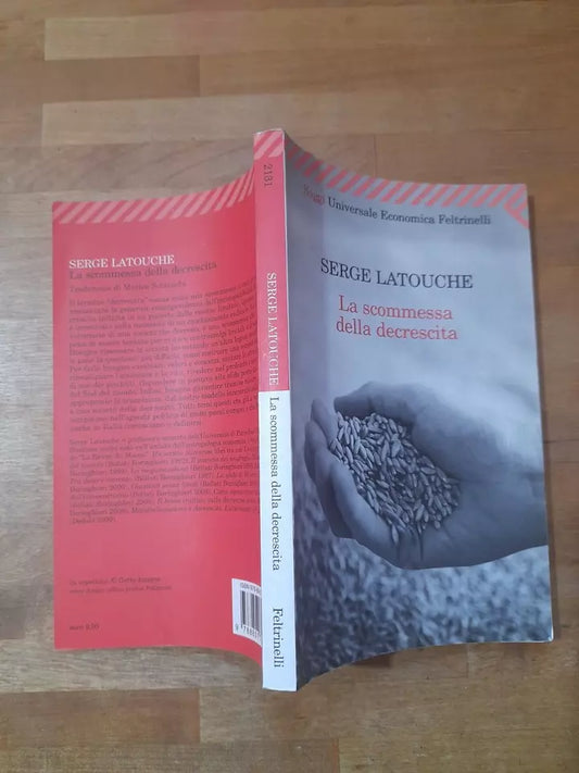LA SCOMMESSA DELLA DECRESCITA. SERGE LATOUCHE. FELTRINELLI EDITORE. COLLANA: SAGGI UNIVERSALE ECONOMICA 2131. 1° EDIZIONE (RIVISTA) IN "UNIVERSALE ECONOMICA" - SAGGI: OTTOBRE 2009.