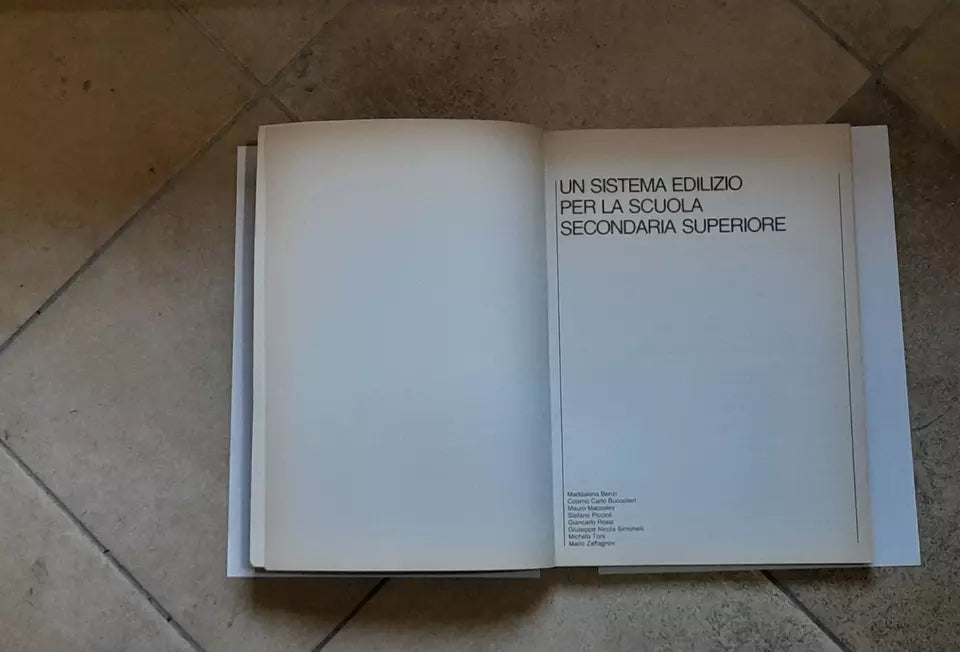 UN SISTEMA EDILIZIO PER LA SCUOLA SECONDARIA SUPERIORE. EDIZIONI LUIGI PARMA. 1° EDIZIONE 1980. COLLANA: SAIE. AA.VV.