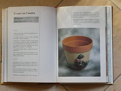 COME CREARE OGGETTI DA ARREDAMENTO IN PASTA SALATA. ELISABETTA NASCIMBENI. DE VECCHI EDITORE. RISTAMPA 1996.